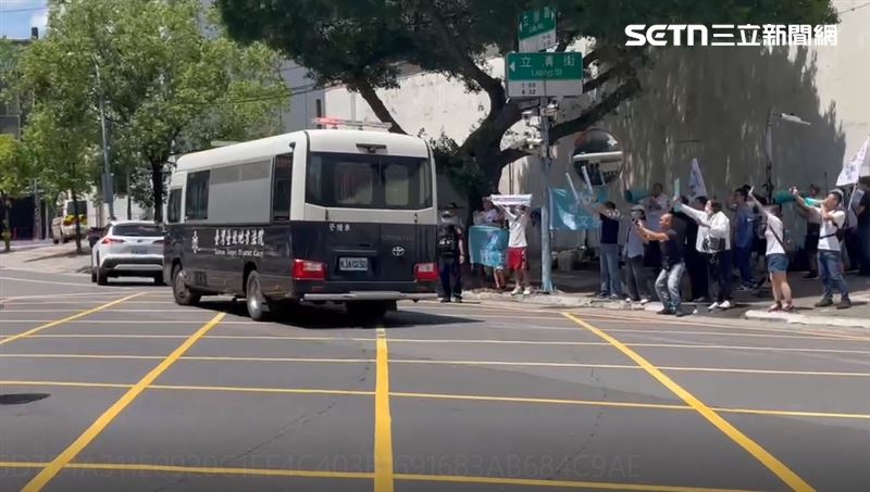 柯文哲囚車開出台北看守所，小草追囚車。（圖／翻攝畫面）