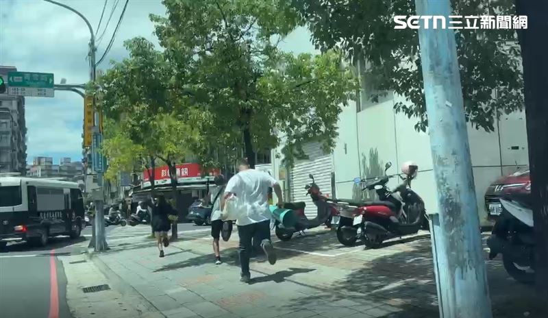 柯文哲囚車開出台北看守所，小草追囚車。（圖／翻攝畫面）
