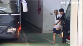 警備車回到台北地院，柯文哲下車辦理交保手續。（圖／翻攝畫面）