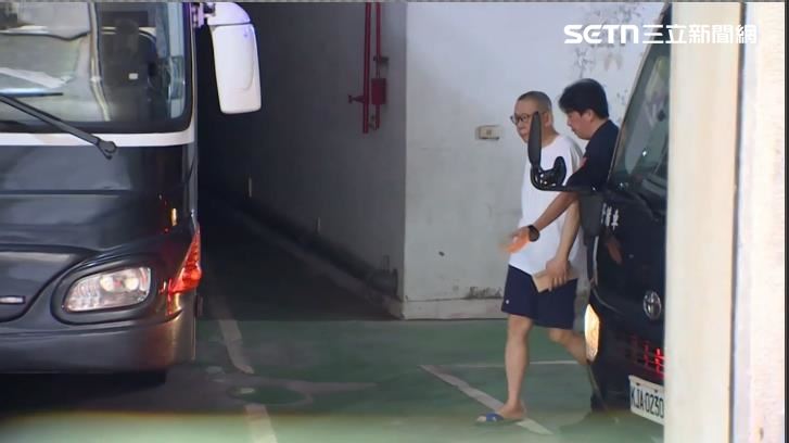 警備車回到台北地院，柯文哲下車辦理交保手續。（圖／翻攝畫面）