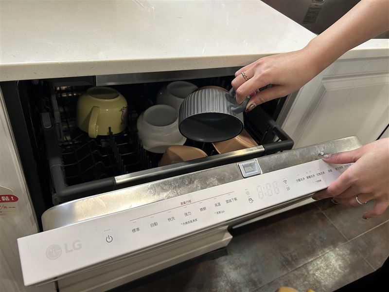 正確使用與定期清潔濾網，能讓洗碗機發揮「居家防蟑利器」的最大效能。（圖／486團購提供）
