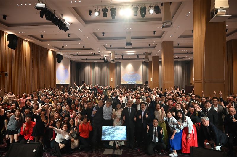 「2024喜鴻集團春酒晚宴」全體員工大合照,展現團隊凝聚力與熱情。(圖/喜鴻集團提供)