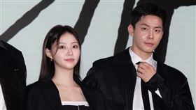 韓媒爆料張泰晤（右）與另一位女嘉賓鄭裕陳（中）已低調交往中。（圖／翻攝自IG @youjini1225）