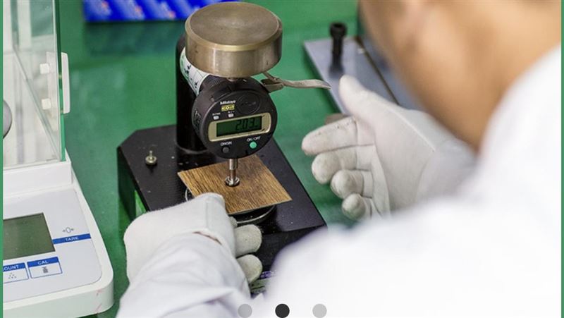 國際石塑地板製造業者美喆-KY(8466)公布2026年上半年合併營收12.92億元,年減24.84%,由於受中東地緣政治情勢推升國際油價、原物料成本上升,北美地區客戶在成本考量下採取較為保守的下單與備貨策略,雖自第二季起外銷客戶訂單拉貨需求已逐步回升,訂單回補力道已較前期改善,惟整體訂單規模及產能稼動率尚未恢復至去年同期水準,致使上半年歸屬於母公司稅後淨損1.42億元,每股稅後虧損(EPS)1.79元。(圖/翻攝自美喆-KY官網)