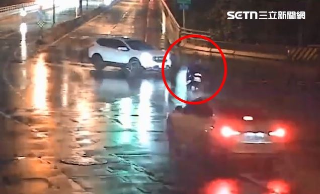 苗栗發生死亡車禍，19歲職業軍人傷重不治。（圖／翻攝畫面）