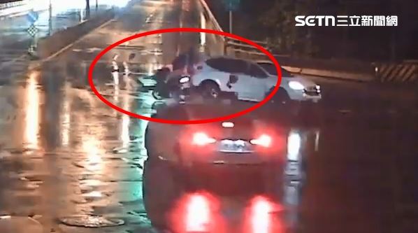 直行機車與左轉休旅車發生碰撞，19歲職軍大出血送醫不治。（圖／翻攝畫面）