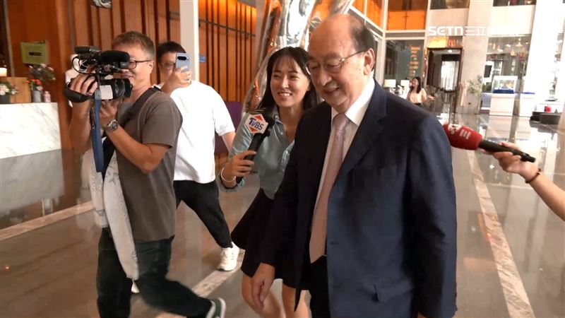大罷免失敗後，民進黨內部不斷逼宮柯建銘（右1），辭職立院黨團總召一職