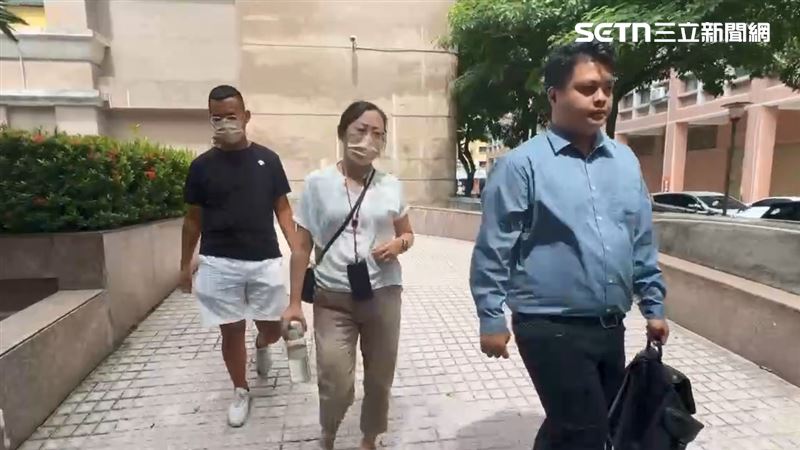 巨業客運輾斃東海林姓女大生，林母與林弟在律師陪同下出席調解庭。（圖／翻攝畫面）