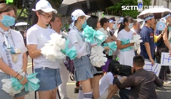 外場有多位女性拿著彩球等道具迎接柯文哲。（圖／翻攝畫面）