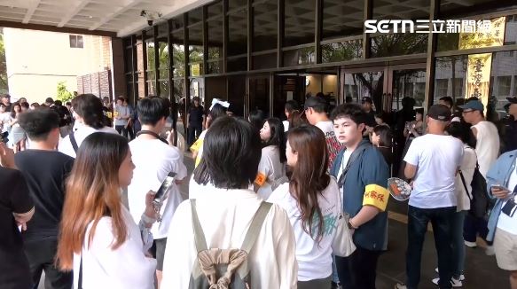 場外出現掛臂章的糾察隊。（圖／翻攝畫面）