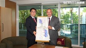 黃偉哲致贈泰特市長(右)噴印澳洲國旗蘭花。（圖／南市府提供） 