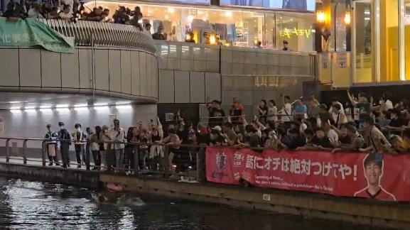 阪神虎央聯奪冠，道頓堀川29人跳河慶祝。（圖／翻攝自noguo X）