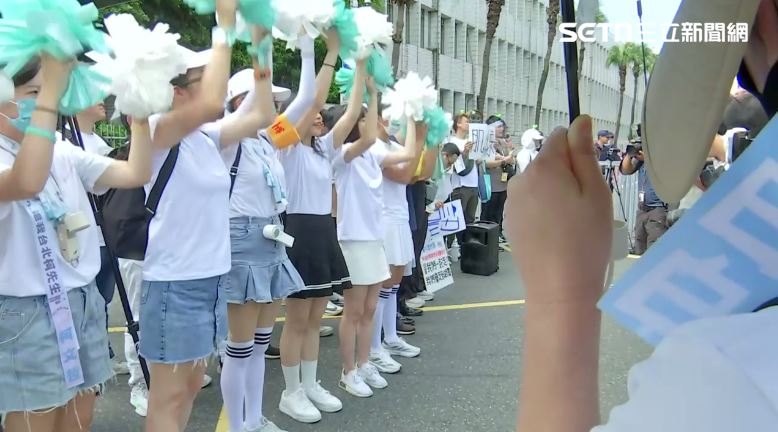 多名女子喊口號「不放棄、戰到底」。（圖／翻攝畫面）