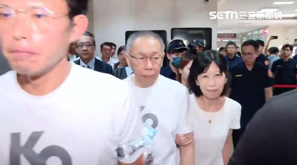 陳佩琪貼著柯文哲出北院（圖／翻攝畫面）