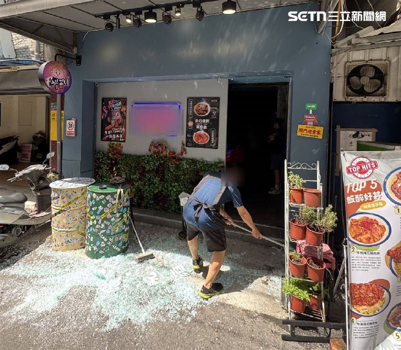 台中西屯區一家餐酒館疑似發生氣爆意外，2名員工燒燙傷送醫。（圖／翻攝畫面）