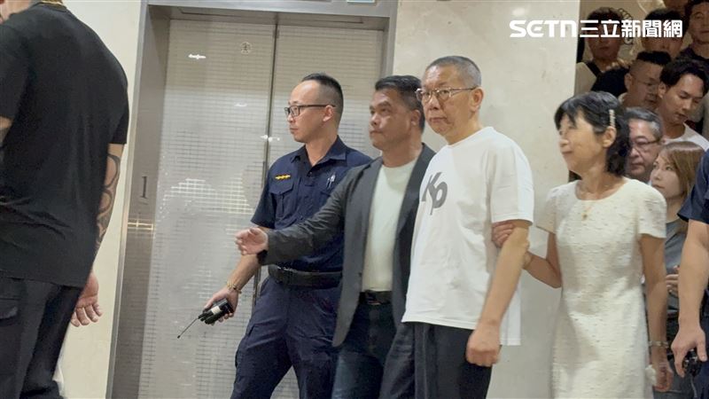 柯文哲完成交保手續 戴上電子腳鐐走出北院 柯文哲在民眾黨公職、妻子陳佩琪等陪同下下樓離開北院。(圖/記者楊佩琪攝)
