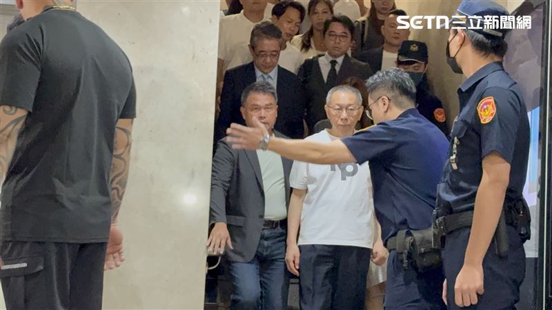 柯文哲在民眾黨公職、妻子陳佩琪等陪同下下樓離開北院。（圖／記者楊佩琪攝）