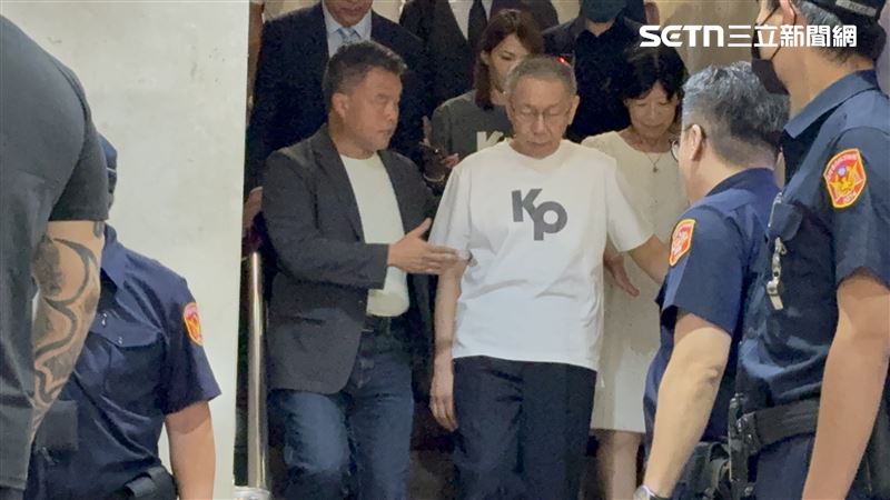 柯文哲完成交保手續 戴上電子腳鐐走出北院 柯文哲在民眾黨公職、妻子陳佩琪等陪同下下樓離開北院。(圖/記者楊佩琪攝)