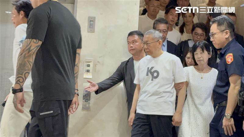 柯文哲完成交保手續 戴上電子腳鐐走出北院 柯文哲在民眾黨公職、妻子陳佩琪等陪同下下樓離開北院。(圖/記者楊佩琪攝)