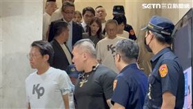 ▲柯文哲在民眾黨公職、妻子陳佩琪等陪同下下樓離開北院。（圖／記者楊佩琪攝）