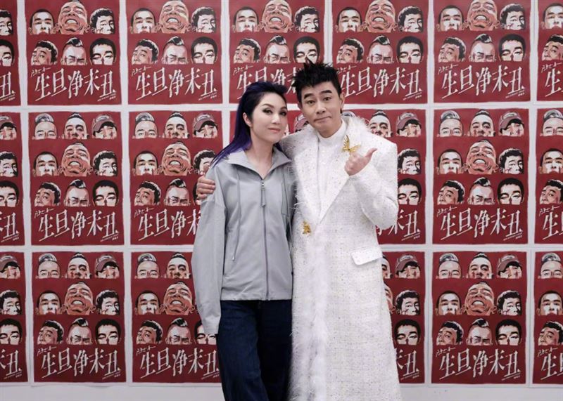 9月6日，楊千嬅（左）現身成都，與陳小春（右）合唱〈野孩子〉。（圖／翻攝自楊千嬅微博）