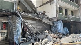 透天民宅都更時發生坍塌。（圖／翻攝畫面）