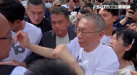 柯文哲跟小草們致意。（圖／翻攝畫面）