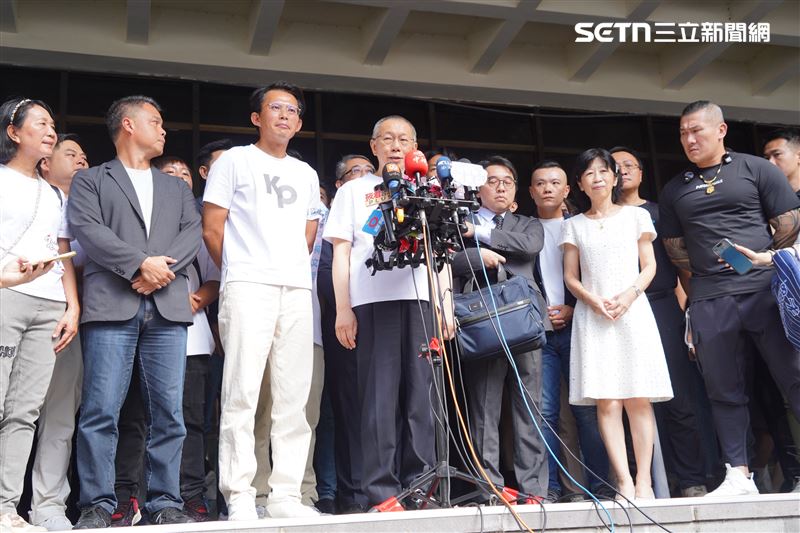 柯文哲交保後在北院大門發表談話。（圖／記者趙于瑩攝影）
