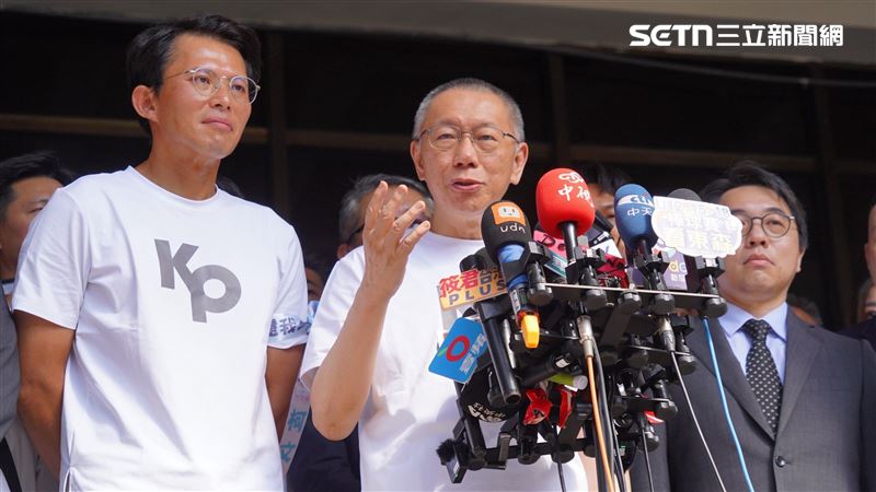 柯文哲（左2）因京華城案遭羈押1年後，台北地院裁定7000萬元交保。（圖／記者趙于瑩攝影）