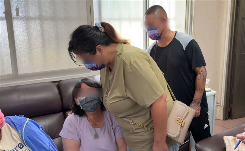 32歲吳女慘遭在抖音認識交往一個月的男友輾斃，母親悲泣哭到癱軟要求司法還女兒公道。(圖／翻攝畫面)