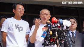 ▲柯文哲在民眾黨公職、妻子陳佩琪等陪同下下樓離開北院。（圖／翻攝畫面）
