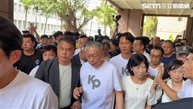 民眾黨前主席柯文哲在妻子陳佩琪陪伴下步出台北地院。（圖／記者楊忠翰攝影）