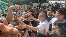 民眾黨前主席柯文哲在妻子陳佩琪陪伴下步出台北地院。（圖／記者楊忠翰攝影）