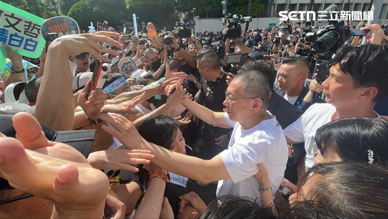 民眾黨前主席柯文哲在妻子陳佩琪陪伴下步出台北地院。（圖／記者楊忠翰攝影）