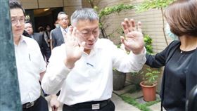 民眾黨前主席柯文哲涉京華城弊案、政治獻金侵占案被羈押。台北地方法院5日裁定7000萬元交保。柯文哲8日下午2時許完成交保程序步出法院，相比羈押前和羈押1年後的對比照，柯文哲身形明顯變瘦、頭髮變短，但感覺神清氣爽，就像是出國回來一樣。