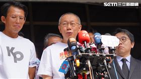 民眾黨前主席柯文哲涉京華城弊案、政治獻金侵占案被羈押。台北地方法院5日裁定7000萬元交保。柯文哲8日下午2時許完成交保程序步出法院，相比羈押前和羈押1年後的對比照，柯文哲身形明顯變瘦、頭髮變短，但感覺神清氣爽，就像是出國回來一樣。