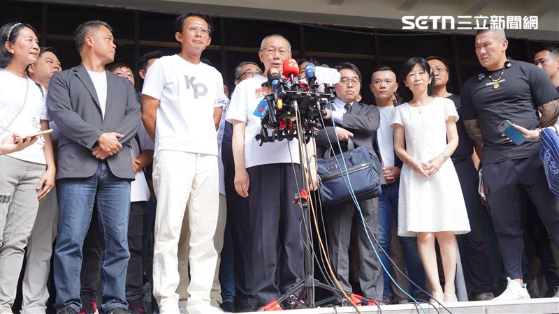 柯文哲今（8）日下午步出北院大門，發表約12分鐘談話。（圖／記者趙于瑩攝影）