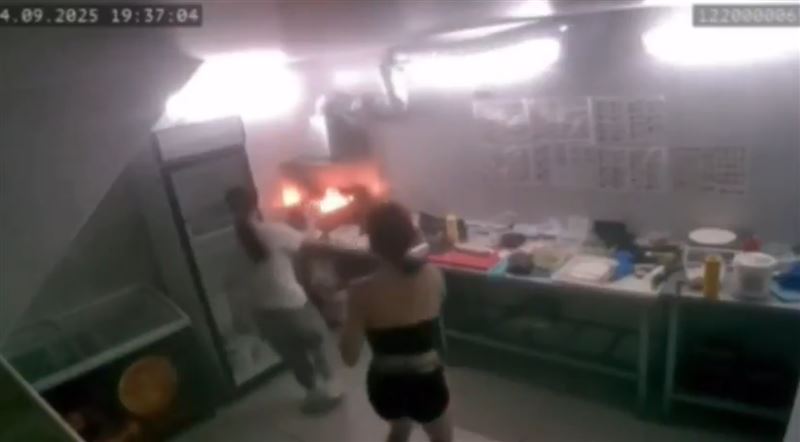 女員工拿水滅火，沒想到火勢卻瞬間燒得更大了。（圖／翻攝自X平台）