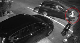 南投，32歲，4寶人妻，吳女，已婚外遇，趴引擎蓋，遭男友輾斃，雙方抖音認識，交往才1個月，母親悲泣(圖／翻攝畫面)