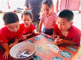 ▲擲骰子博餅。（圖／翻攝自金門觀光旅遊網）