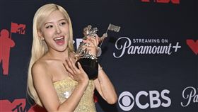 韓團BLACKPINK成員ROSÉ與火星人布魯諾合作洗腦神曲《APT.》奪下MTV年度歌曲。（圖／美聯社／達志影像）