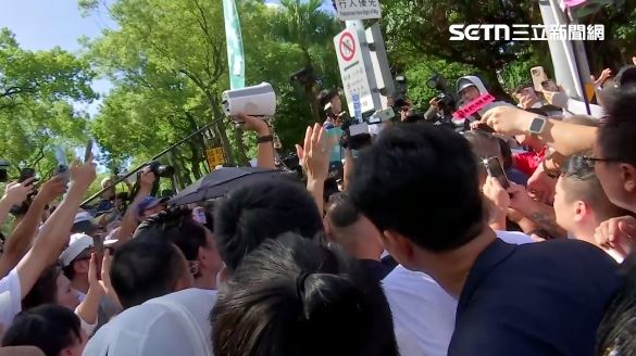 小草一擁而上要幫柯文哲打氣，現場相當混亂。（圖／翻攝畫面）