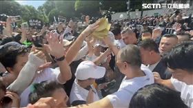 民眾黨前主席柯文哲與小草握手，吃屎哥突然亂入撒冥紙。（圖／記者楊忠翰攝影）