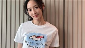 張鈞甯穿上鬼才導演提姆·波頓設計T恤。圖片描述。（圖／翻攝自IG @ningchang0904帳號）