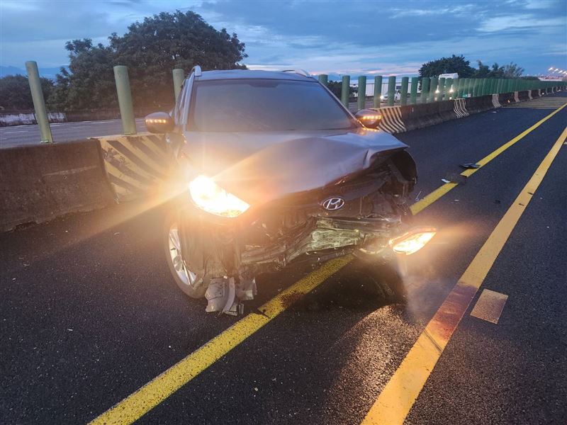 國道1號南下彰化埔鹽路段，清晨發生4車連環撞車禍。(圖／翻攝畫面)