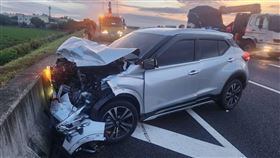 國1清晨，彰化埔鹽路段，4車連環撞，酒駕男「1撞3」，79歲駕駛送醫(圖／翻攝畫面)