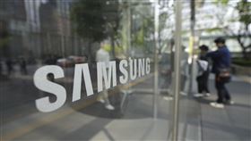 美方考慮要求三星與SK海力士在中國的晶片工廠，未來必須以「逐年審核」方式才能取得晶片所需設備與零組件。（圖／美聯社／達志影像）