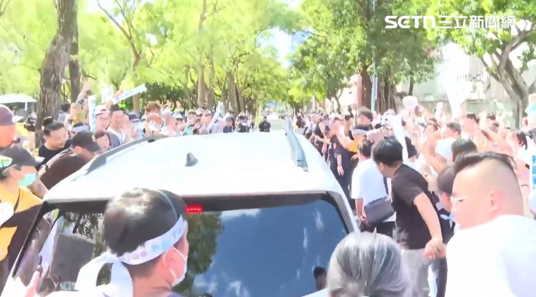 小草在愛國西路上站成兩排，替柯文哲送車。（圖／翻攝畫面）