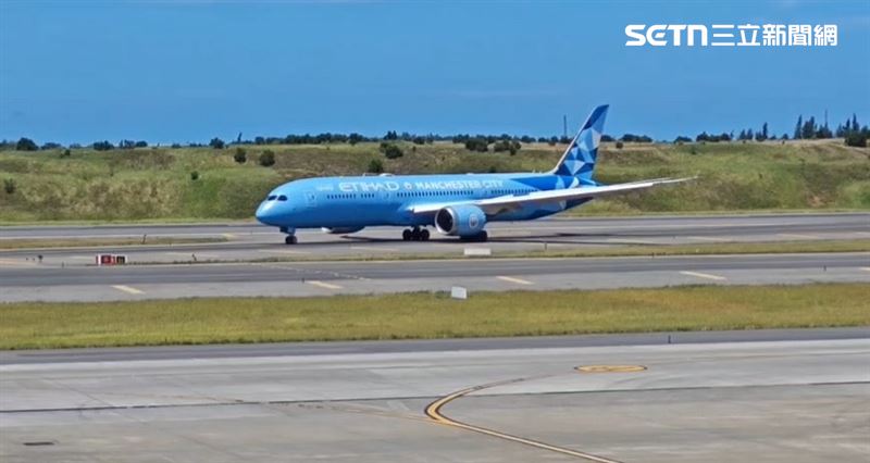 阿提哈德航空首航台灣，降落桃園機場。（圖／記者石明啓攝影）