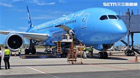 阿提哈德航空首航台灣，降落桃園機場。（圖／記者石明啓攝影）